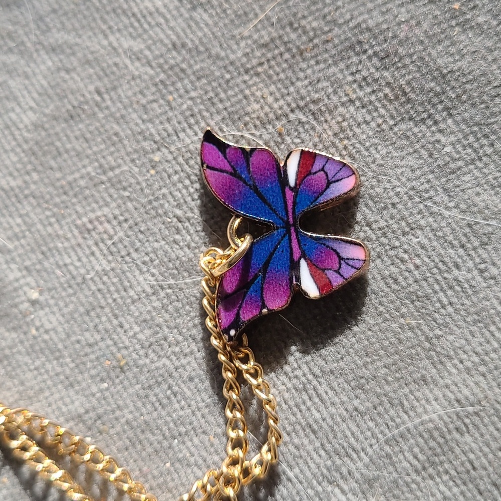 🌼2/$12 Dainty purple butterfly and goldtone chain necklace